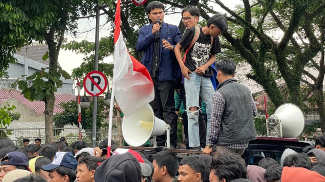 Aliansi BEM Se- Bogor Demo di istana Bogor