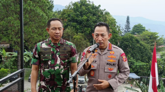 Kapolri bersama panglima TNI memberi keterangan pers.
