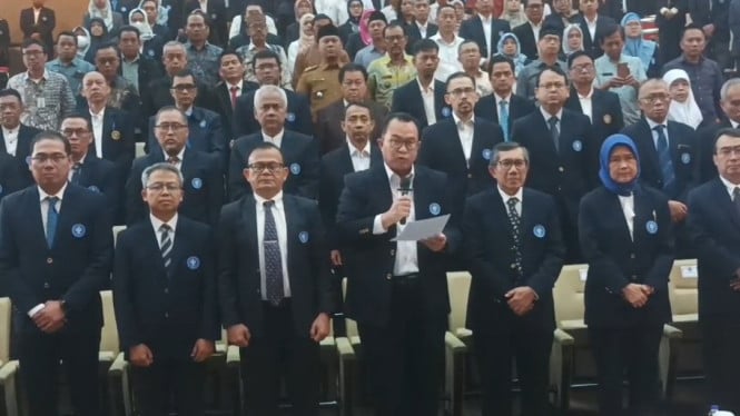 Rektor IPB University Profesor Arif satria bersama civitas akademika.