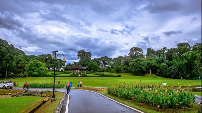 Kebun Raya Bogor merupakan wisata alam penuh kisah mistis