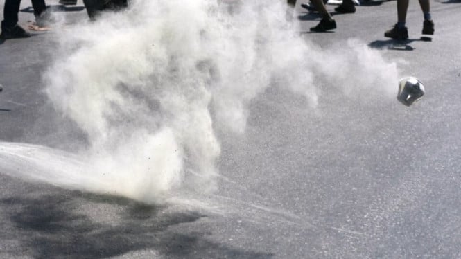 Gas air mata digunakan dalam prosedur pembubaran massa.