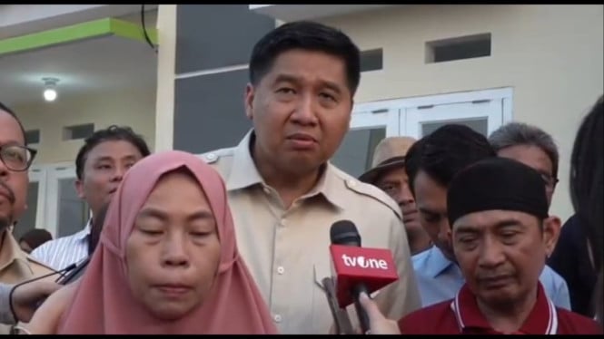 Orang tua almarhum Affan didampingi Menteei PKP Maruarar Sirait