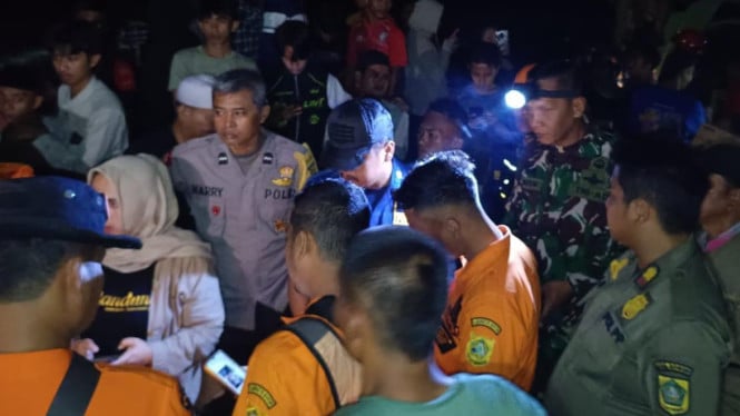 Tim pencarian remaja hanyut di Ciseeng, Bogor.