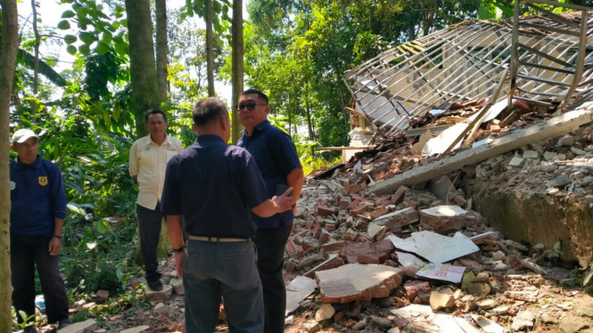 Kadisdik Rusliandy di lokasi sekolah amruk.