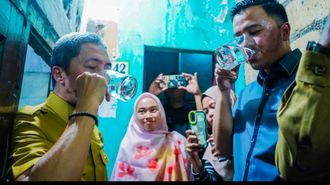 Walikota Bogor Dedie Rachim meminum air keran