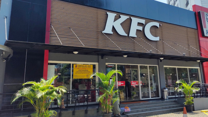 Papan peringatan dari Bapenda Kota Bogor terpasang  restoran