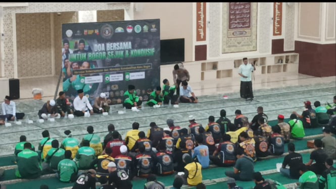 Ojol di Kota Bogor menggelar doa bersama di Masjid Raya Kota Bogor.