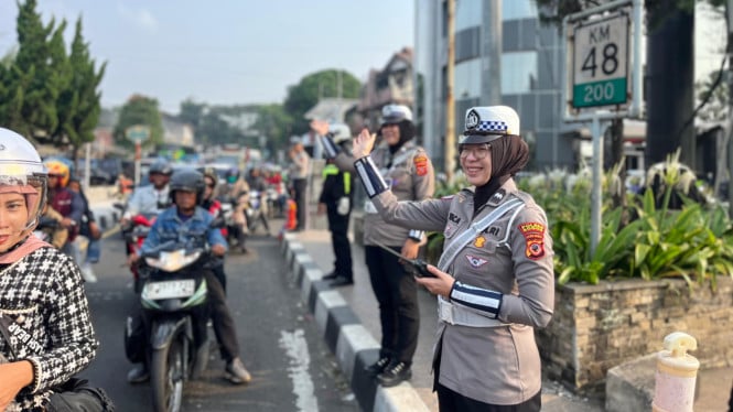 Petugas Saltantas Polres Bogor mengatur lalu lintas di Puncak Bogor.