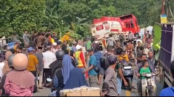 Truk tangki pertamina alami rem blong.