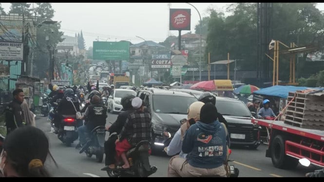 Kemacetan di Pasar Cisarua jalur puncak