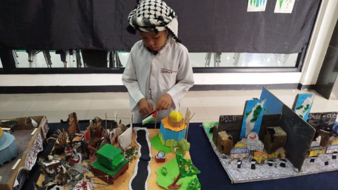 Siswa menampilkan miniator area masjid Al Aqsa Palestina