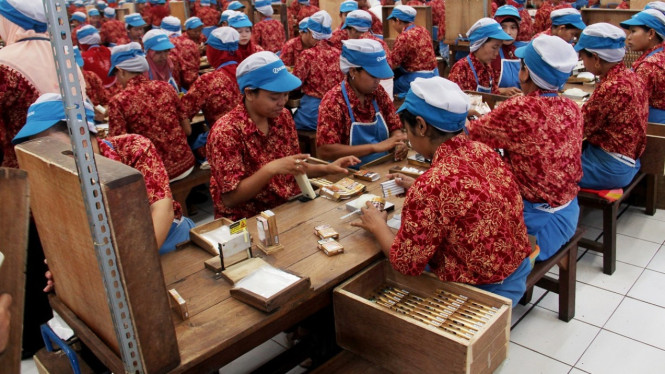 Viral, puluhan karyawan PT Gudang Garam di Tuban terkena PHK.