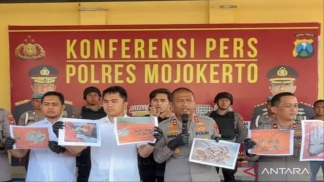 polres Mojokerto menunjukkan barang bukti