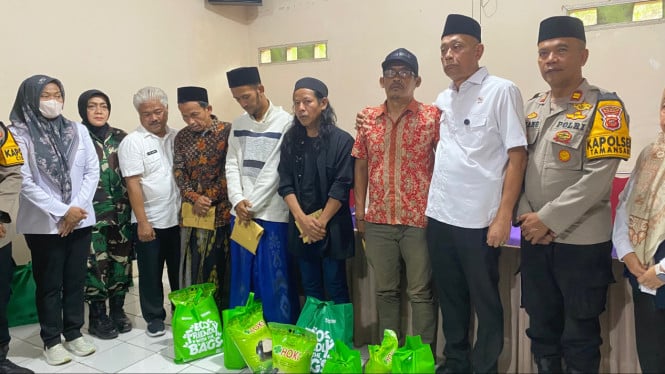 wamensos memberi santunan kepada ahliwaris korban ambruk masjid taklim ciapus