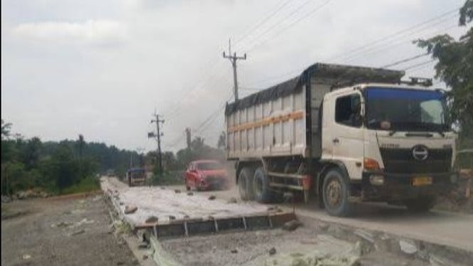 Rekonstruksi jalan rumpin