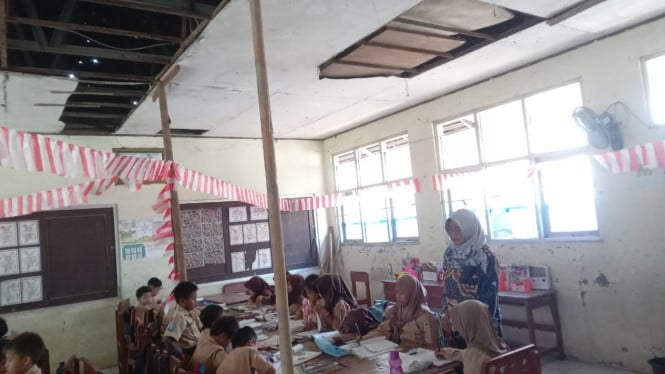 Atap SD Negeri 2 Rumpin disanggah bambu