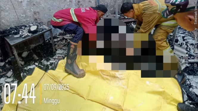 Petugas sedang mengevakuasi korban kebakaran
