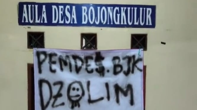 Spanduk protes tertempel di Aula Desa Bojongkulur Gunung Putri