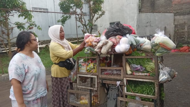 Rokayah pedagang sayur keliling
