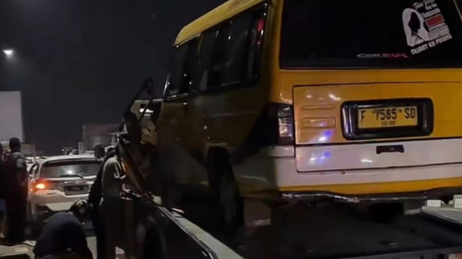 Kecelakaan beruntun akibat truk parkir di Caringin Bogor