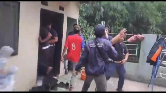 Viral warga ngamuk truk tambang lewat siang hari di Parungpanjang