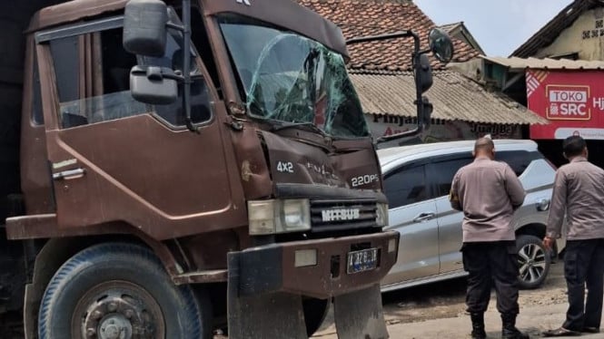 Tak Kuat Nanjak, Truk Tabdak Mobil Mahasiswa