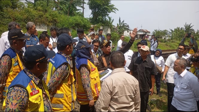 Anggota Komisi V DPR RI melakukan kunker ke lokasi longsor Batutulis