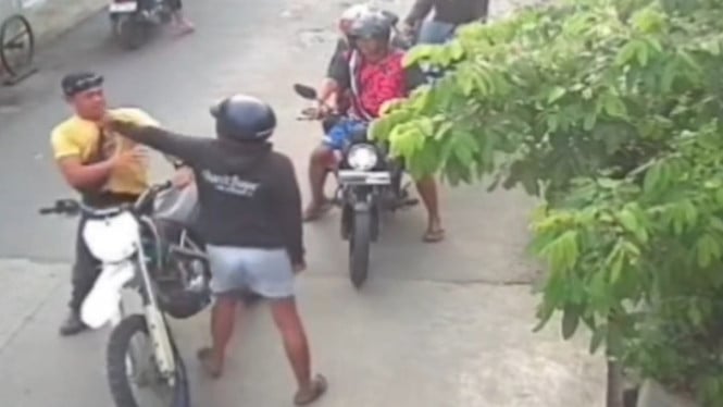 Tangkapan layar video pemuda di Bogor hantam pengendara motor
