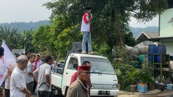 Sejumlah warga saat melyangkan aksi protes.