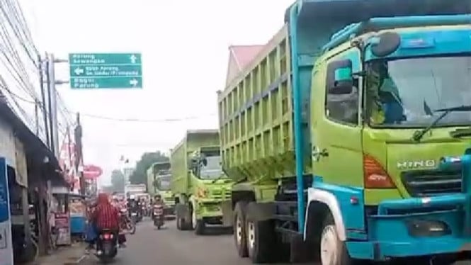 Truk tambang di Parung Panjang