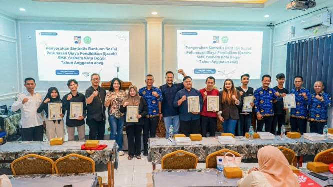 DPRD dan Pemkot Bogor Bagikan Ijazah warga Kota Bogor
