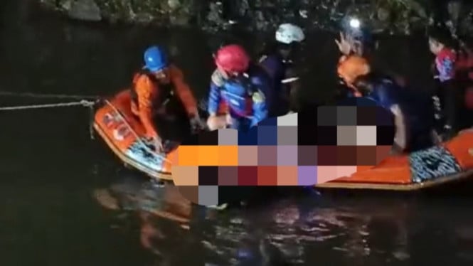 Tim SAR gabungan evakuasi dua pelajar yang tenggelam di Cisadane