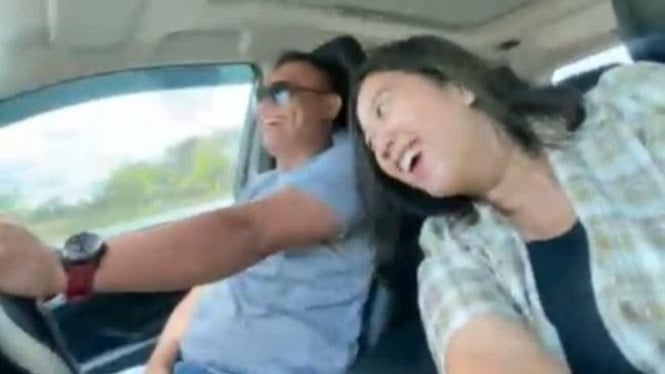 Wahyudin Moridu dan seorang wanita di mobil