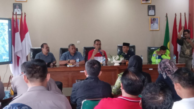 Sekda Kabupaten Bogor Ajat Rohmat Djatnika pimpin rapat di Rumpin