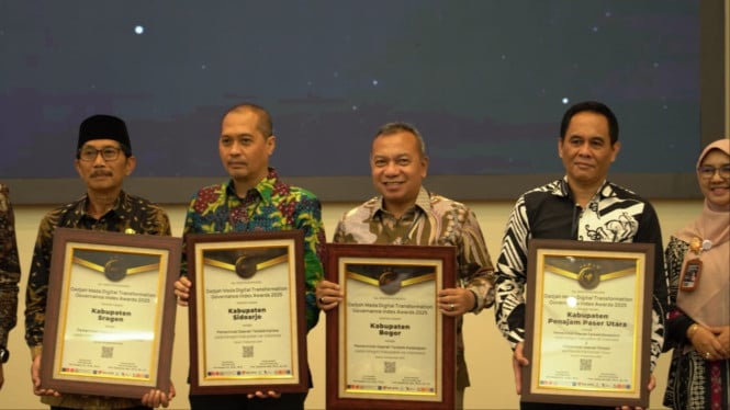 (Ketiga dari kiri) Kadiskominfo Kabupaten Bogor, Bambang W. Tawekal,