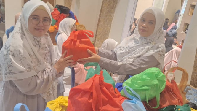Maulid Nabi Muhammad Masjid Masy'a bagikan ratusan paket sembako.