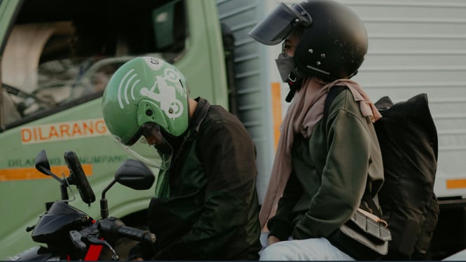 Muslimah pergi menggunakan Ojol