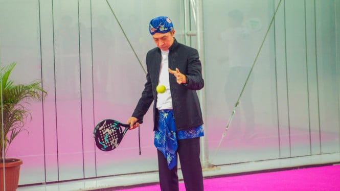 Walikota Bogor Dedie A Rachim bermain padel