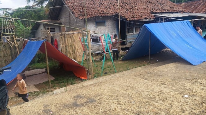 Warga tidur di tenda