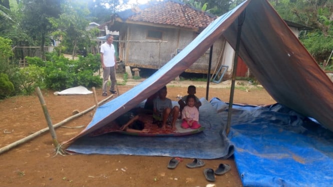 Tenda sementara warga