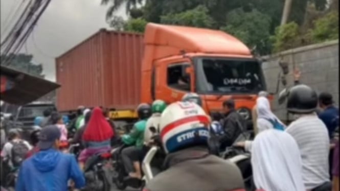 Macet di Jalan Raya Ciapus, Kecamatan Tamansari