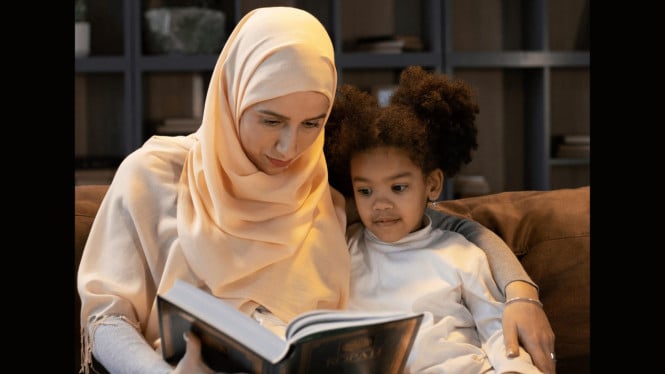 Membaca buku bersama anak