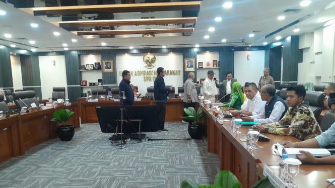 Warga Desa Sukamulya Rumpin di BAM DPR RI