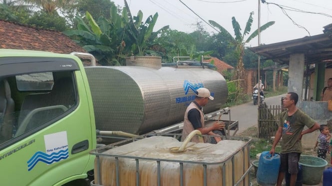 Warga Desa Tapos, Tenjo, antre mengambil air bersih akibat kekeringan
