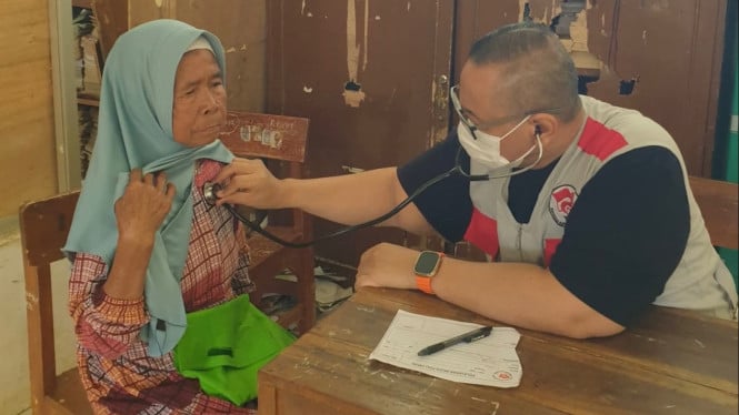 Pengobatan gratis bagi warga Desa Selawangi