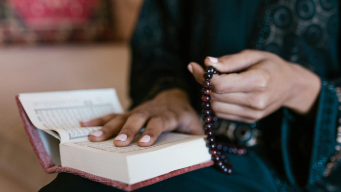 Mindfulness dalam Islam: hadir penuh dengan hati dan dzikir.