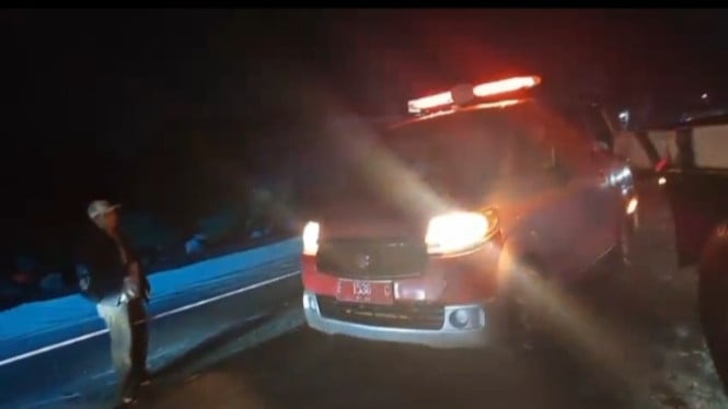 Mobil Ambulans Terjebak Kemacetan di Jalan Mohamad Toha Parungpanjang