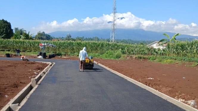 Pengaspalan jalan oleh CV Raudah Mandiri
