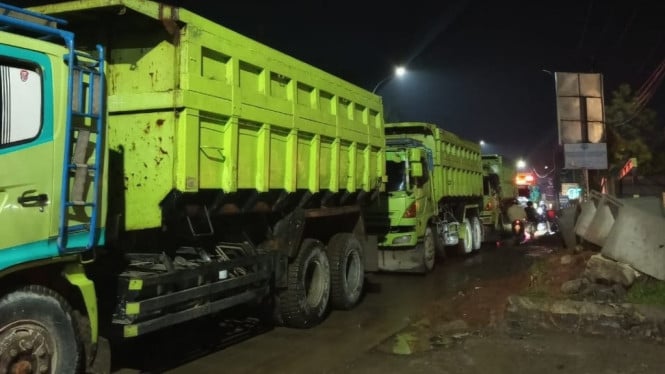 Truk tambang masih lalu lalang