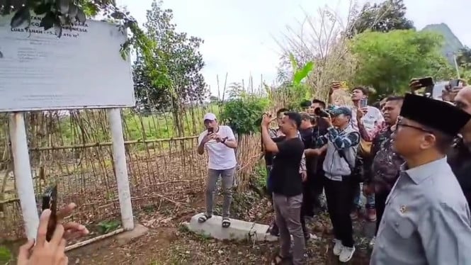 Mendes PDTT Yandri Susanto melihat plang sitaan.